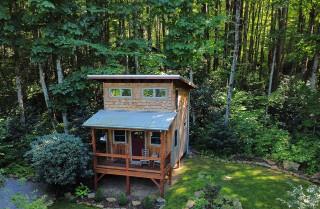 Romantic, cozy cabin for two, right in the heart of Maggie Valley!