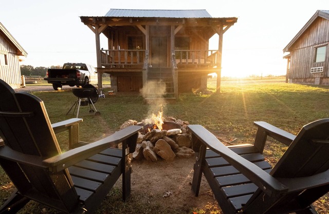 Romantic Creekside Tiny Cabin Escape 15min to waterfalls 10min to CenterHillLake