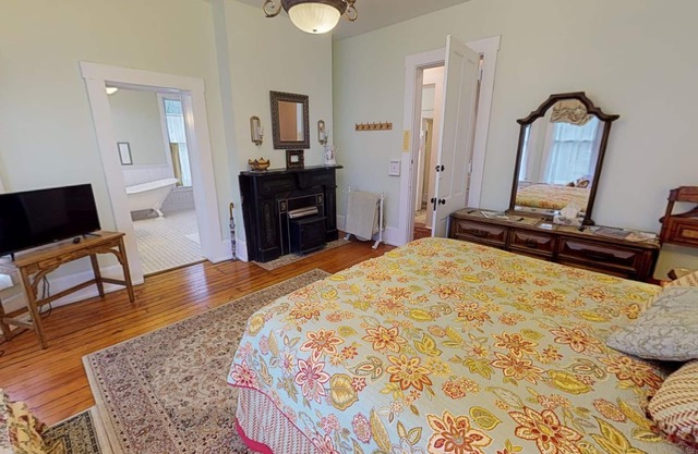 Romantic Dogwood Room, Clawfoot Bathtub in Historic Hyde House, Hocking Hills