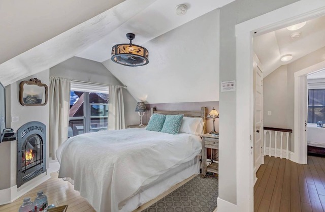 Romantic Downtown Suite at the Floradora House B&B