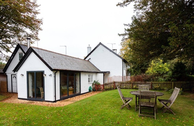 Romantic Forest Cottage with private garden, dog friendly, forest views from bed