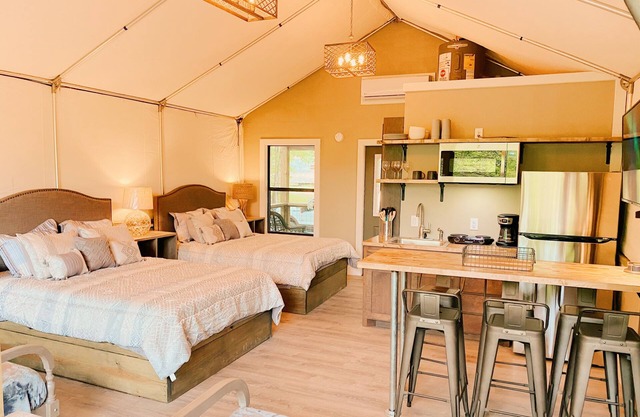 Romantic Getaway Cabin on Creek! Relax and unwind surrounded by nature! - SG4