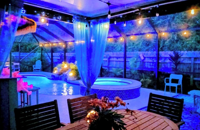 Romantic Getaway!Heated pool,Tiki bar, hot tub.Central Beaches ,Downtown/pets OK