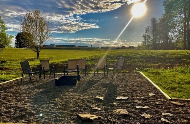 Romantic getaway or family fun, packed w/amenities - mins from dozens of trails