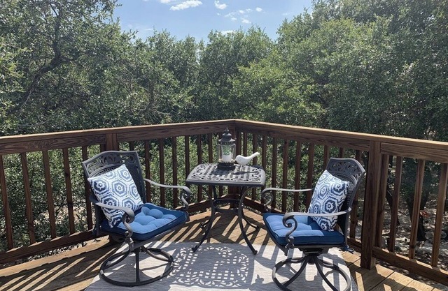 Romantic Getaway; Peaceful Hill Country Retreat; Beautiful Balcony Views!