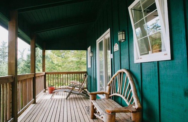 Romantic Getaway with Water & Mt. Baker Views, Private Beach