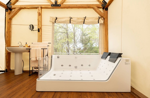 Romantic Glamping for Two complete with Two Person Jacuzzi and Outdoor Shower