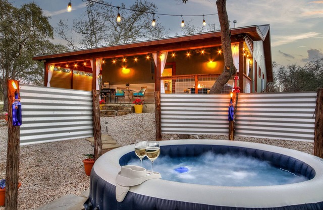 Romantic Hill Country Cottage Tiny Home | Luxury Retreat ~ Hot Tub ~ King Bed