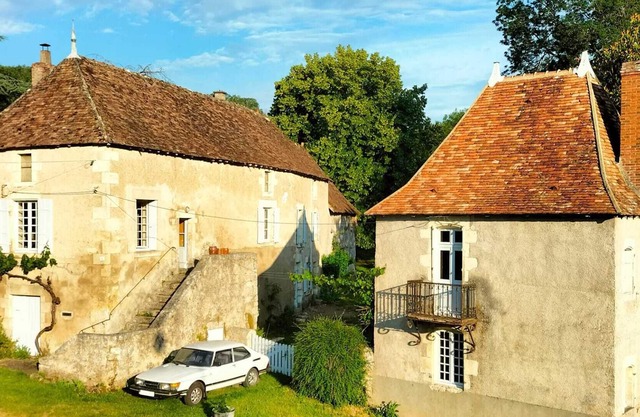 Romantic house for 2 people by the river with garden and private beach