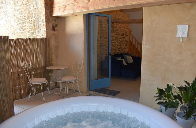 Romantic holiday home, with hot tub, near Sarlat.