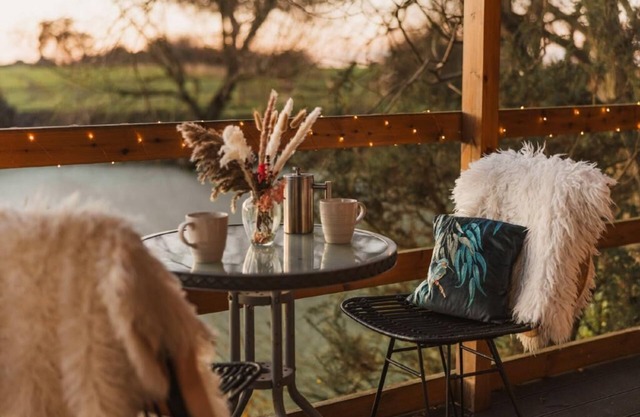 Romantic Lakeside Lodge with Hot Tub at Kingfisher Lakes Glamping