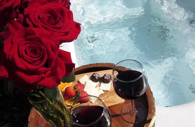 Romantic Log Cabin On Creek And 100 Acres, Hot Tub, Wifi, Gas Grill, Hiking