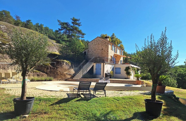 Romantic-Louveteaux-en-Provence *