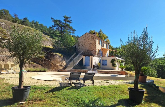 Romantic-Louveteaux-en-Provence*