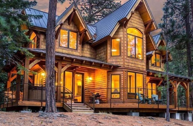 Romantic Luxury on Private Lake w/Hot Tub & Amazing Views