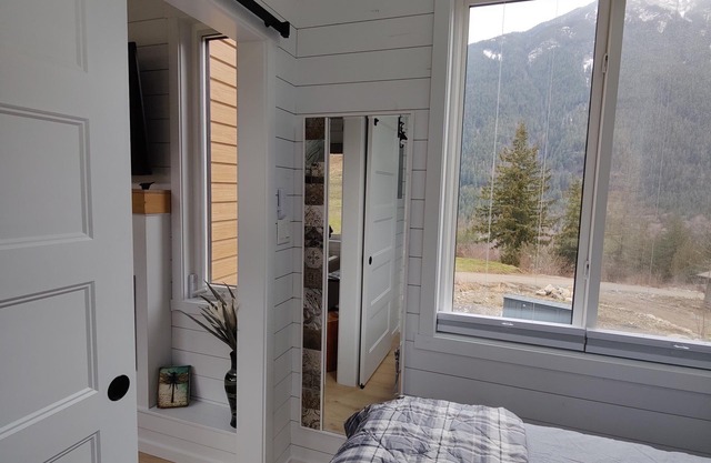 Romantic, luxury tiny house in the mountains, 2 mins to Kawkawa Lake.