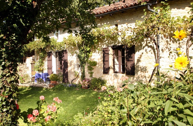Romantic natural stone cottage in the idyllic natural park Perigord - Limousin