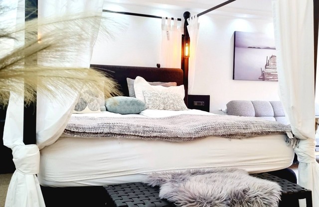 Romantic Neptun Studio-apartment with canopy-bed and green terrace.