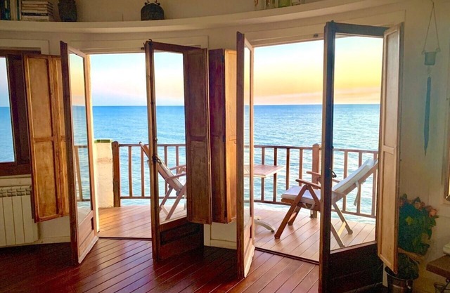 ROMANTIC. Over the sea duplex, beach & pool.