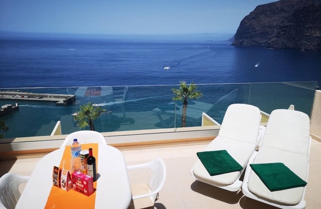 ROMANTIC RETREAT IN PRIME POSITION WITH STUNNING VIEWS TO CLIFFS, MARINA & SEA.