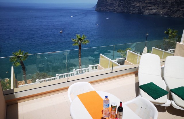 ROMANTIC RETREAT IN PRIME POSITION WITH STUNNING VIEWS TO CLIFFS, MARINA & SEA