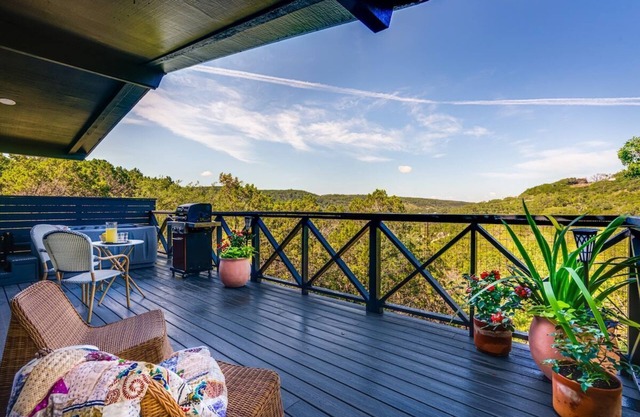 Romantic Retreat at Canyon Lake!