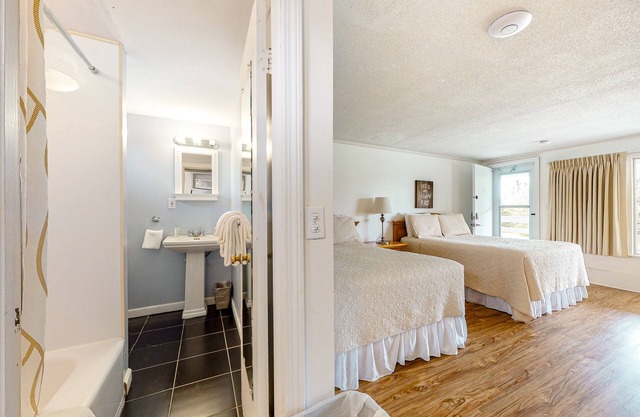 Romantic seaside getaway with pool & tennis courts - dog-friendly