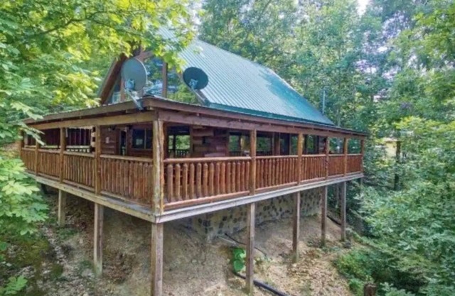 Romantic, secluded, relaxing retreat, arcade game,hot tub, wooden cabin, private