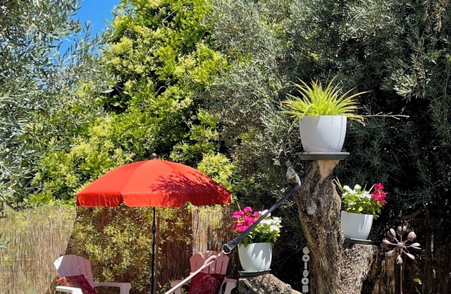 Romantic self-catering Cave House with spa bath, log fire