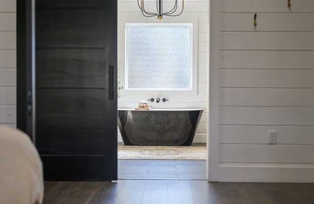 Romantic,Spacious,Modern Cabin | Hot Tub!