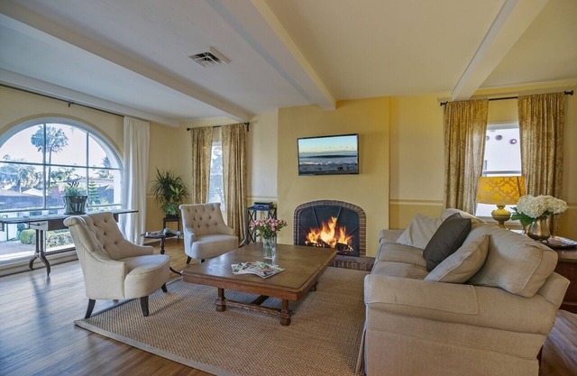 Romantic Spanish Retreat 2 Blocks From State St. And West Beach