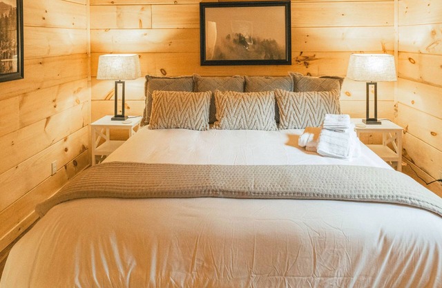 Romantic spot! Huge deck with outdoor soaking tub