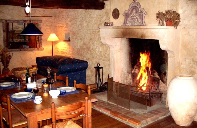 romantic stone house, very quiet in the nature park