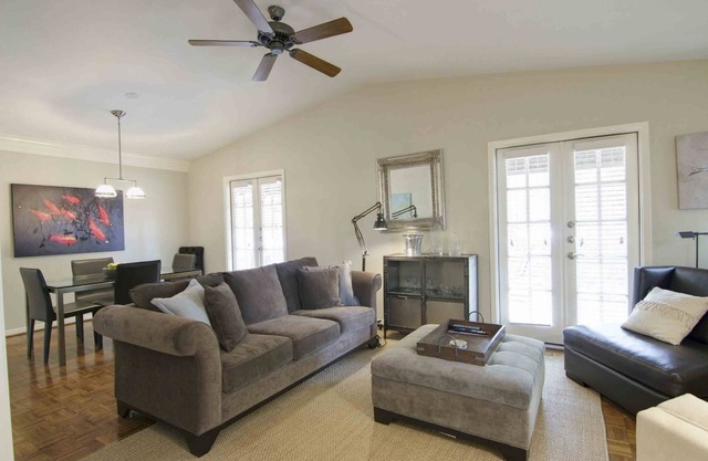 Romantic townhouse with private entrance, private patio, WiFi, and full kitchen