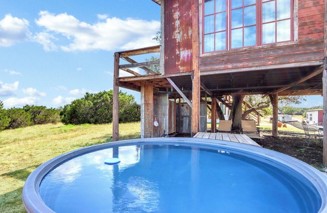 Romantic Treehouse Escape in Hill Country