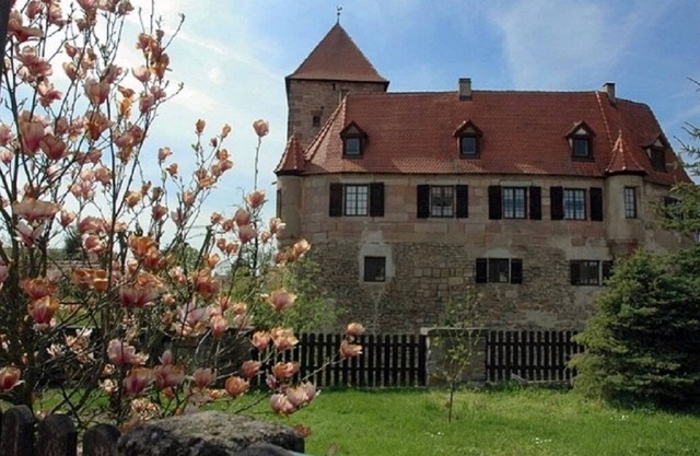 Romantic vacation apartment in a historic castle for 2-3 people