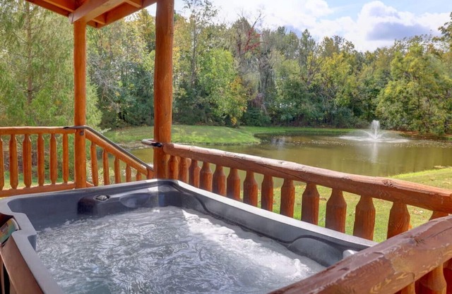 Romantic Waterview Lodge Suite with Hot Tub