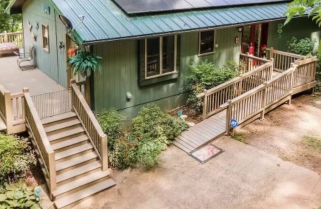 Romeo's Retreat fun family friendly mountain home w/hot tub & game room for 10