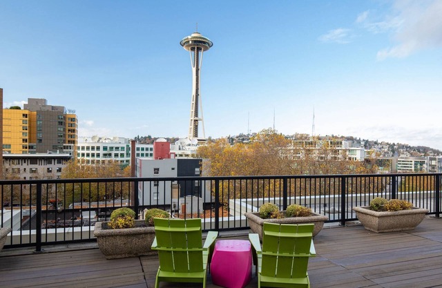 Rooftop Deck w/Space Needle Views! Walk to Pike Place & Attractions – Boutique Studio w/Kitchen