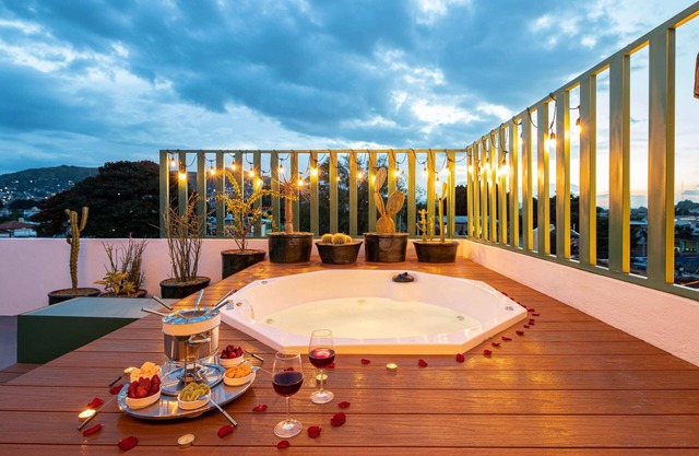 Rooftop Hot Tub 3 levels 5br in Villa
