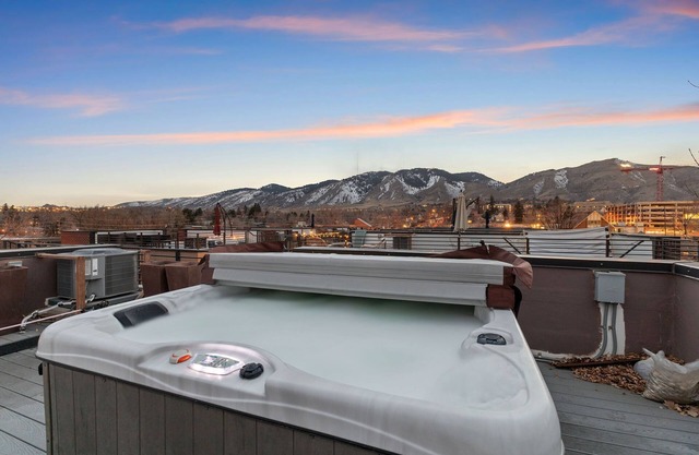 Rooftop Hot tub! Family Friendly! Mountain Views!