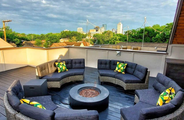 ROOFTOP PARADISE★1 MILE to Broadway★Sleeps 12★Brand New House and Furnishings