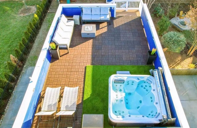 Rooftop Patio Oasis - 5 minutes outside Uptown