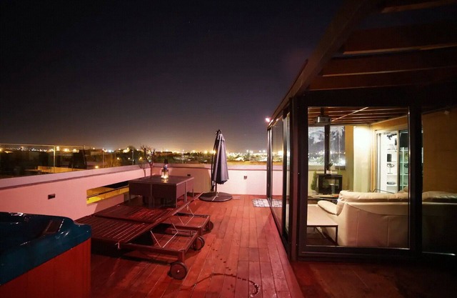 Rooftop Pied-à-terre private Sauna & Jacuzzi by BentoBox.