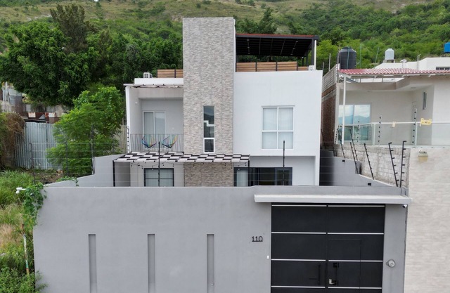 Rooftop w/mountain view & Waterfall pool. 7min to airport -15min to downtown