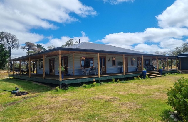 RoolagoonHomestead large deck and large gardens ideal for families. Pet friendly
