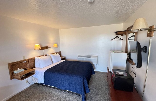 Room 102 - Standard Queen - Sleeps 2 - West Lake Grandvue Inn