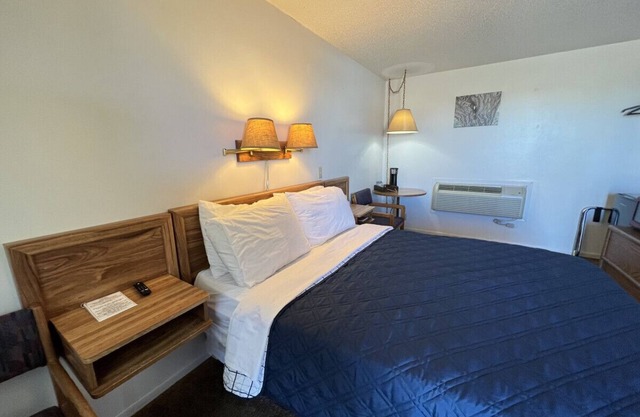 Room 108 - Standard Queen - Sleeps 2 - West Lake Grandvue Inn