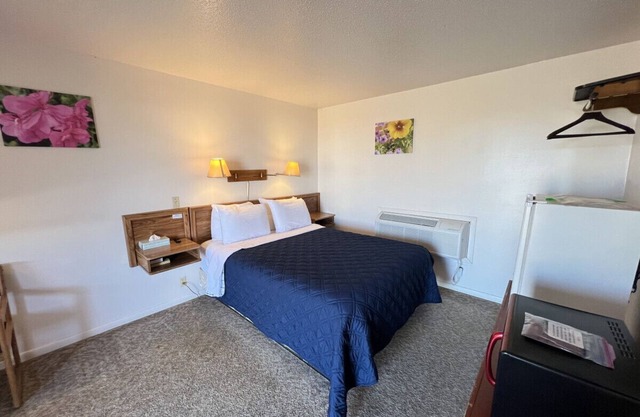 Room 110 - Standard Queen - Sleeps 2 - West Lake Grandvue Inn