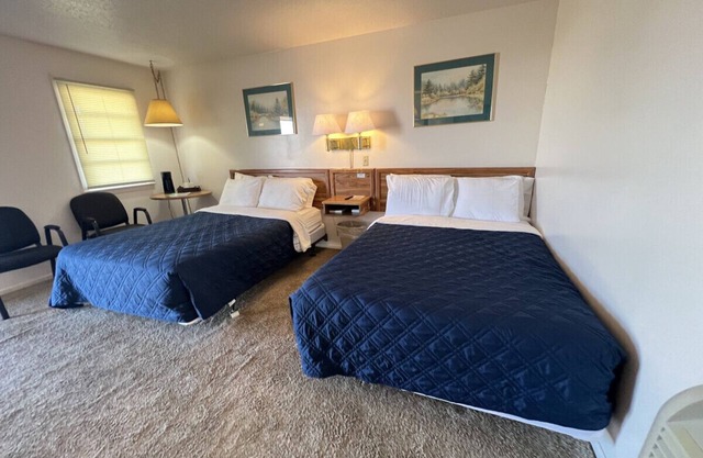 Room 112 - Double Full - Sleeps 4 - West Lake Grandvue Inn